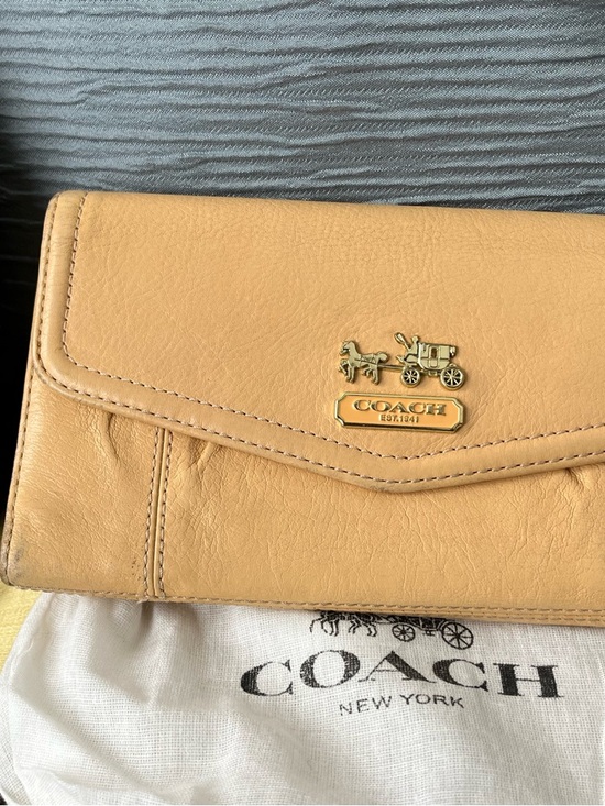 Coach Beige Leather Clutch with Gold Horse & Carriage Emblem - Picture 16 of 16